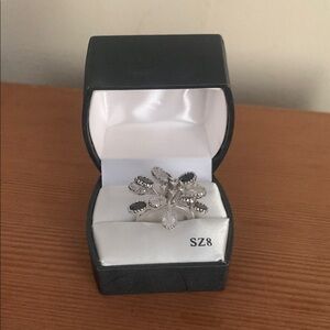 Elegant Silver and Black Leaf Ring
